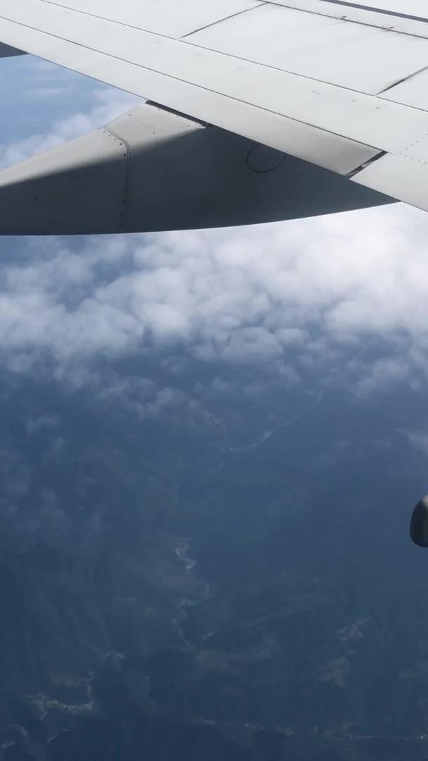 乘客视角拍摄飞机窗外的白云视频的预览图
