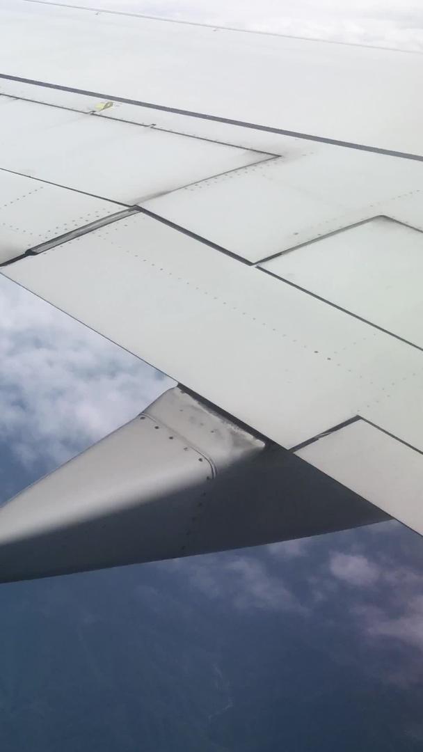 乘客视角拍摄飞机窗外的白云视频的预览图