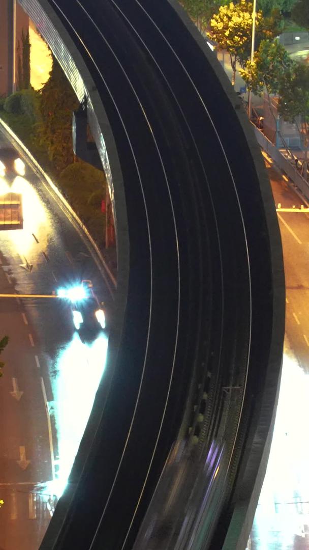 航拍城市夜间轨道立体交通列车道路交通流量材料视频的预览图