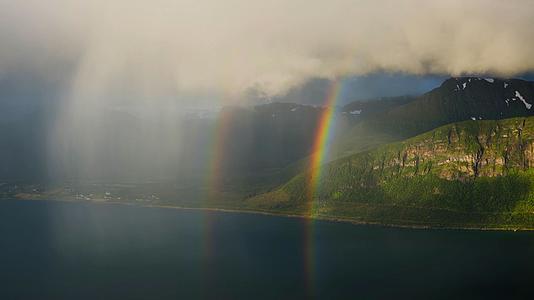 8K湖泊彩虹山脉云雾下雨延时视频的预览图