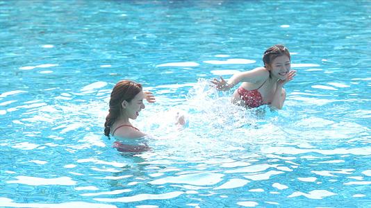 4k女生们在游泳池泼水打闹玩耍视频的预览图