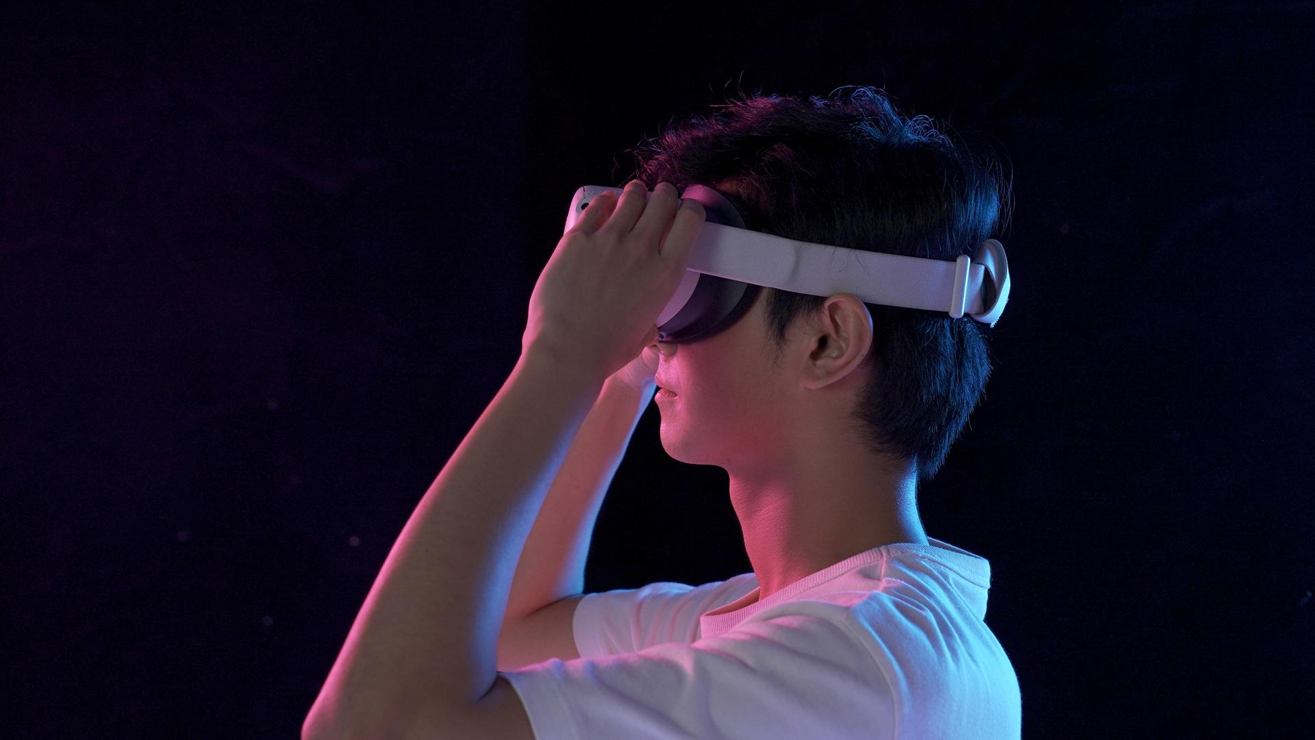 男生调整了一下头戴的VR眼镜视频的预览图