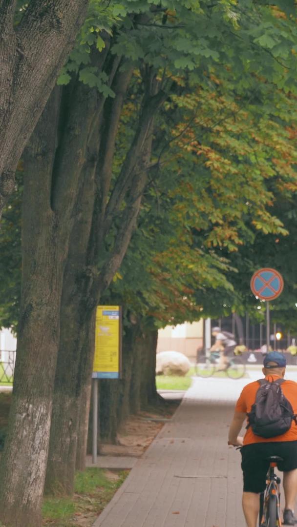 秋季城市街景骑自行车的人视频的预览图