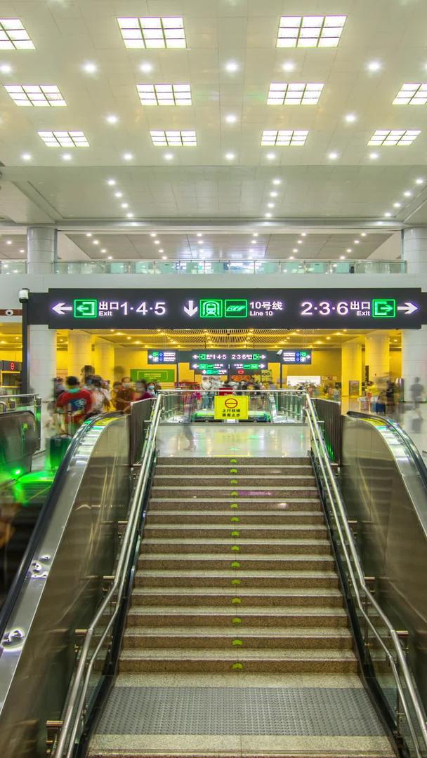 重庆北站与地铁换乘人流视频素材视频的预览图