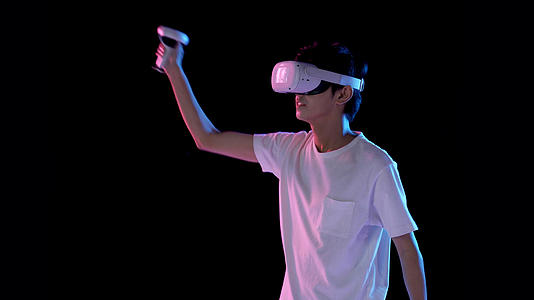 头戴VR眼镜玩游戏的男生视频的预览图