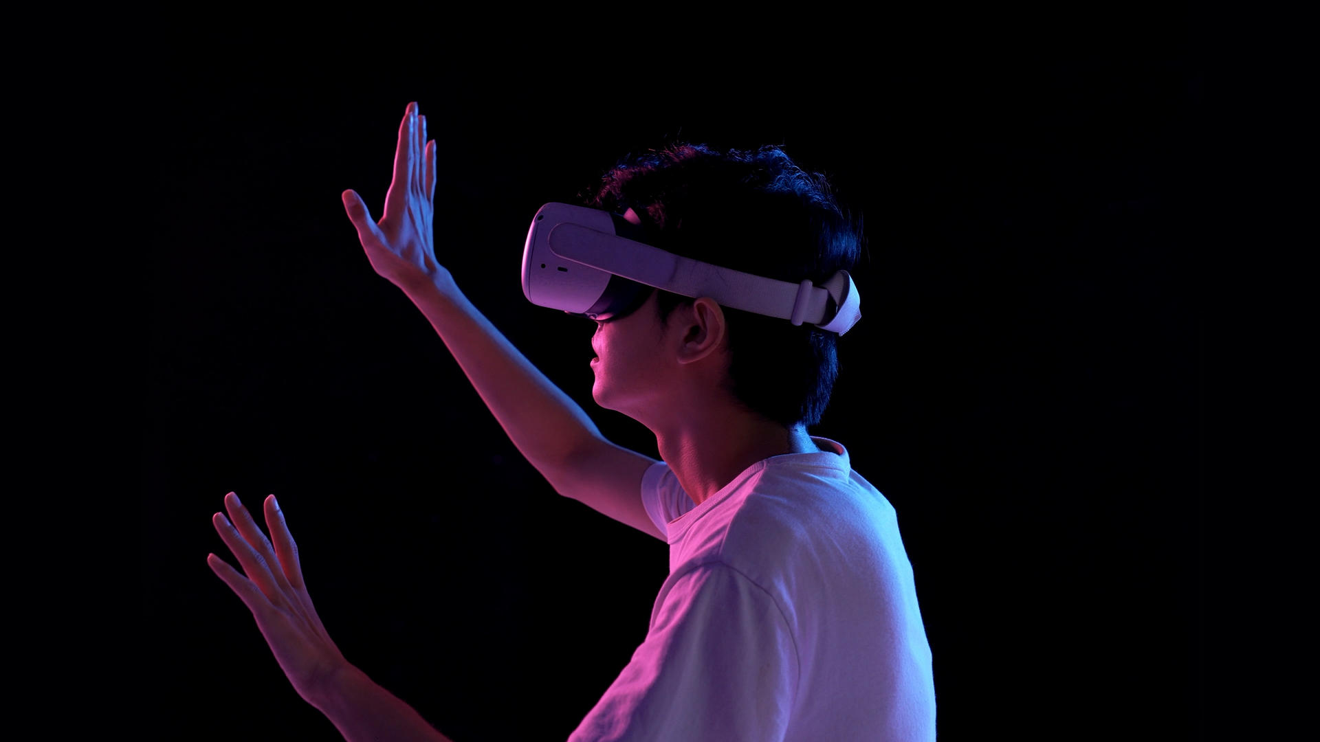 头戴VR眼镜四下摸索的男生视频的预览图