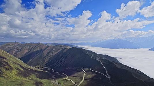 四川甘孜山区4K大气航拍天气晴朗视频的预览图