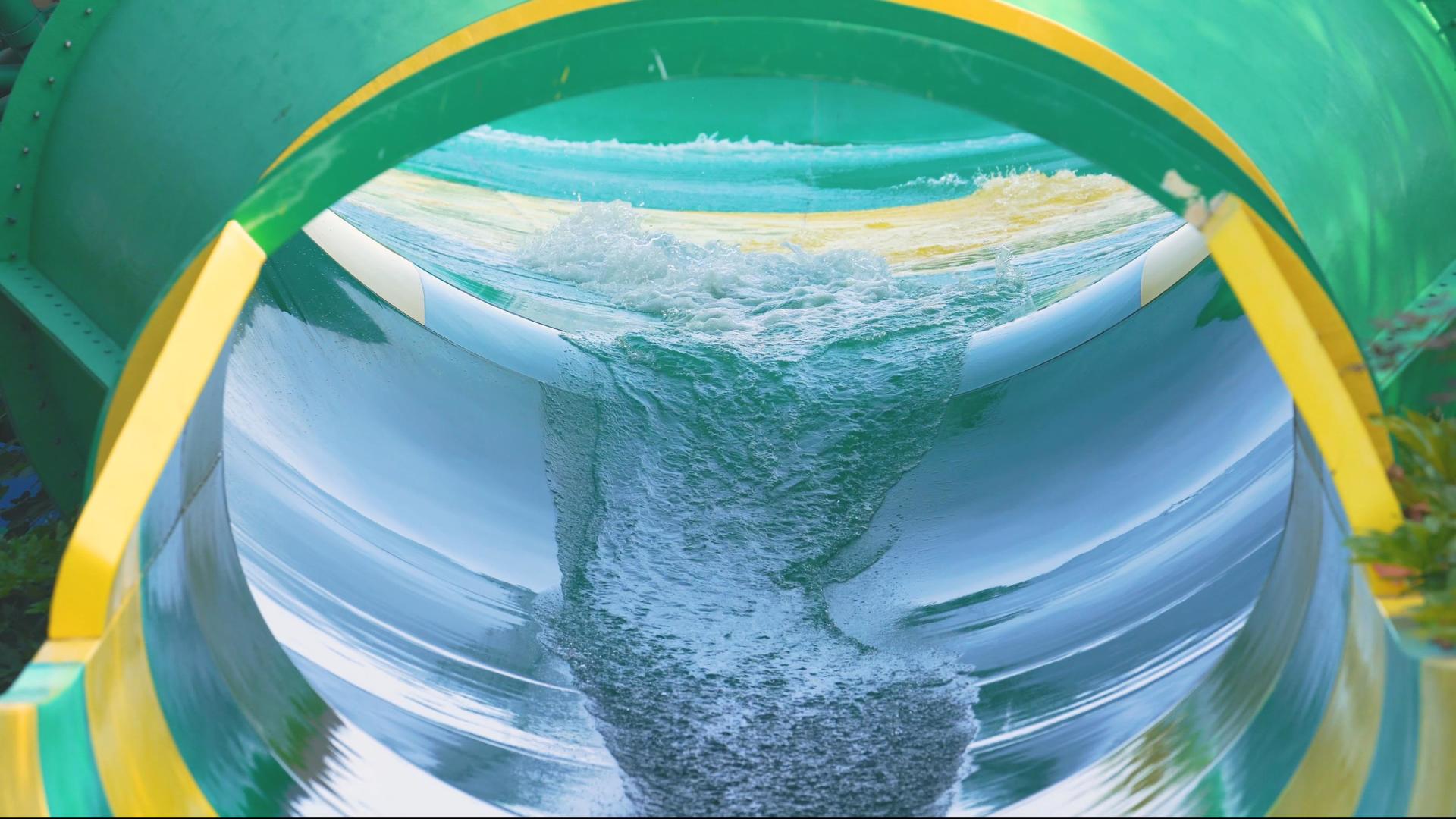 4k水上乐园大喇叭设施缓缓流水视频的预览图
