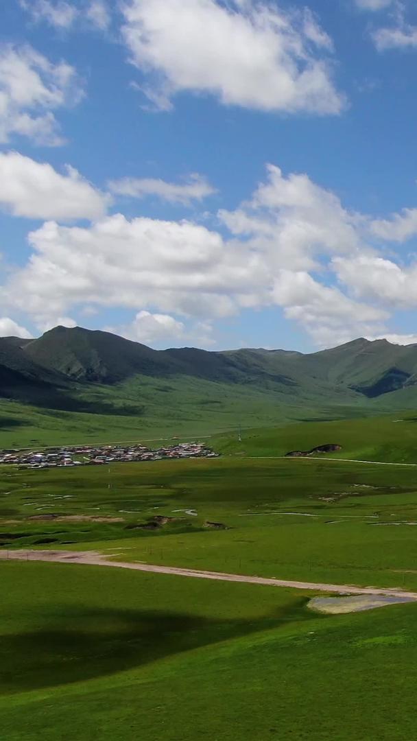 夏季若尔盖草原上散落的村庄航拍视频的预览图