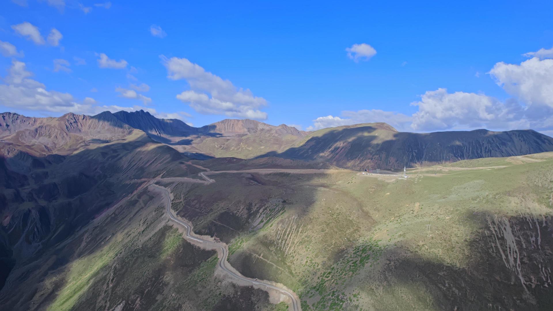 四川甘孜蜀山4K大气航拍天气晴朗视频的预览图