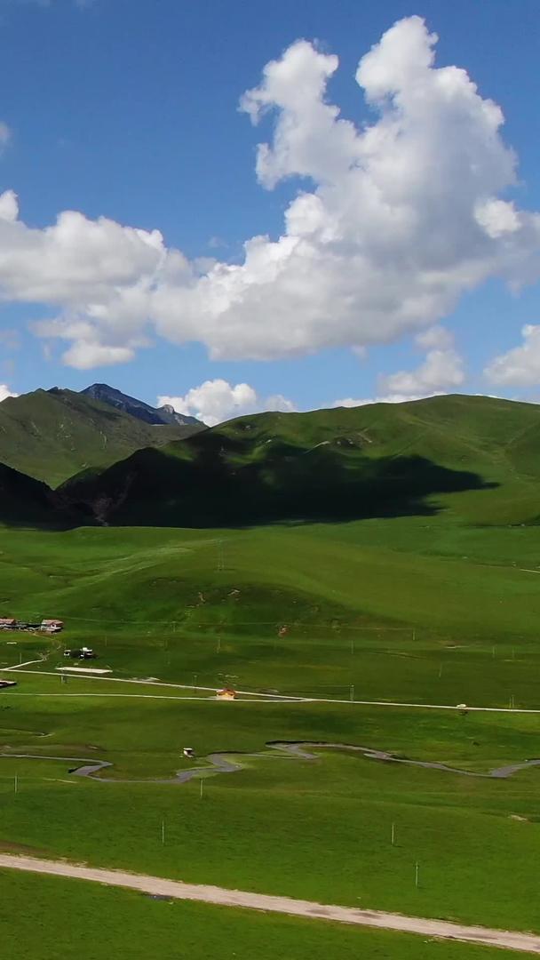 夏季若尔盖草原上散落的村庄航拍视频的预览图