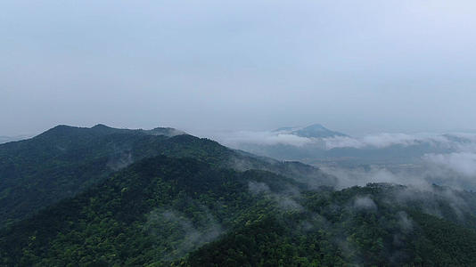 大气磅礴大山森林云雾4K高清航拍视频的预览图