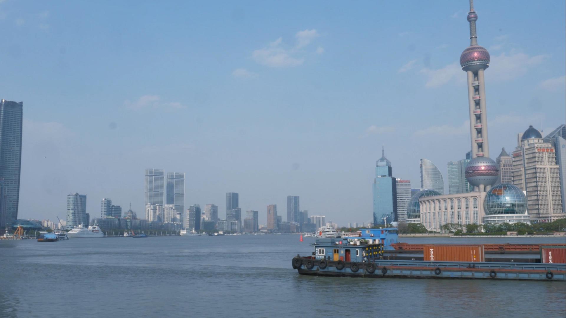 上海黄浦江东方明珠下的游船视频的预览图