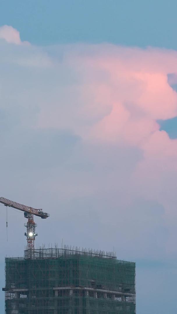 延迟摄影城市晴朗天空中流动的云彩自然天气素材视频的预览图