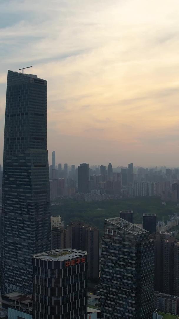 航拍城市夕阳夕阳天空自然天气天际线高楼商业建筑材料视频的预览图