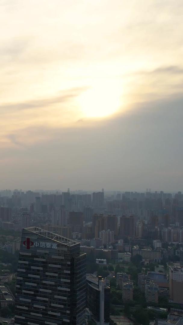 航拍城市夕阳夕阳天空自然天气天际线高楼商业建筑材料视频的预览图