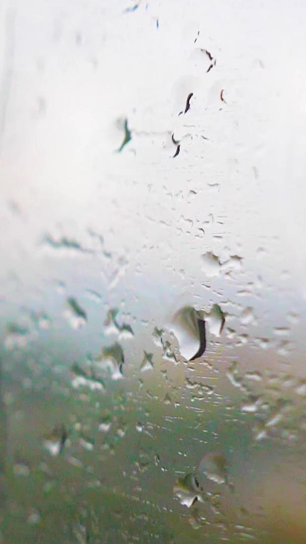 升级城际轨道窗上的水滴视频的预览图
