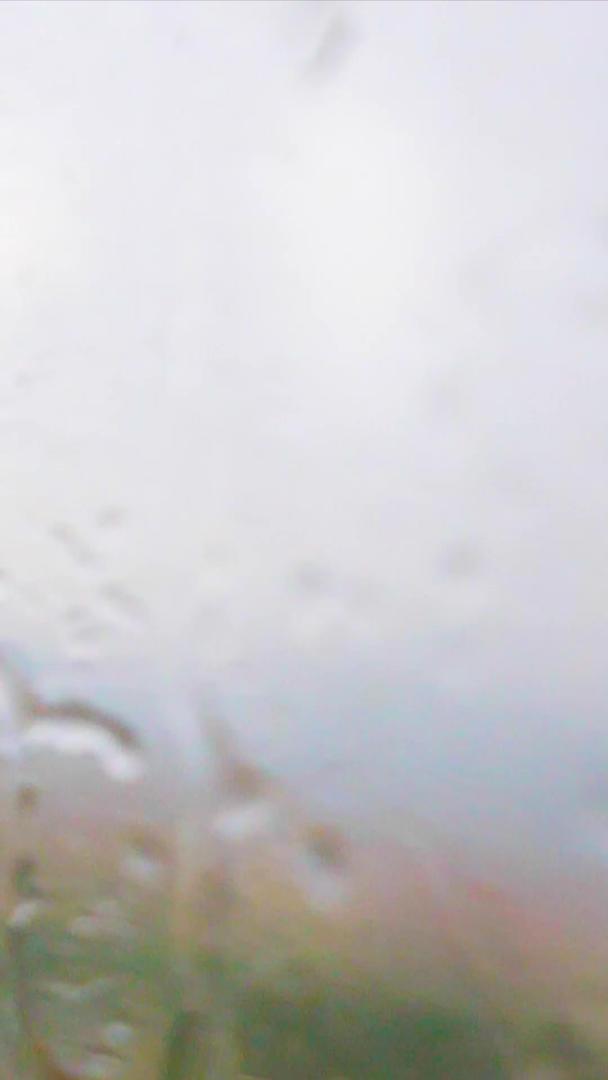 升级城际轨道窗上的水滴视频的预览图
