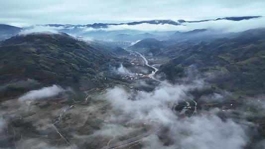 雨后清晨云雾中的云海山峰乡村4k素材视频的预览图