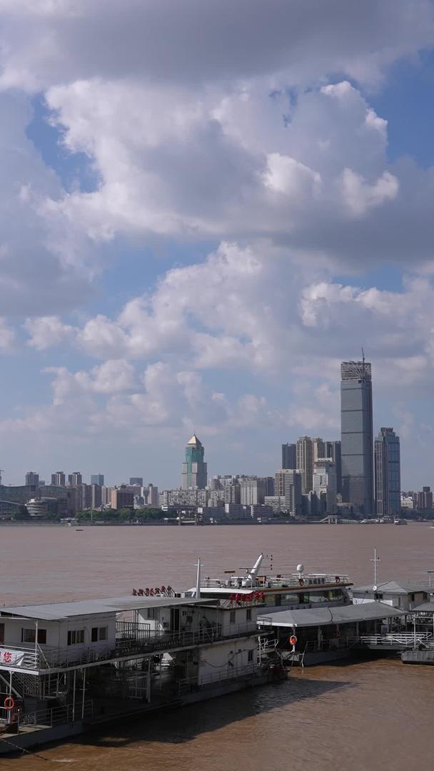 城市蓝天白云晴天自然天气长江江景渡码头交通街景素材视频的预览图