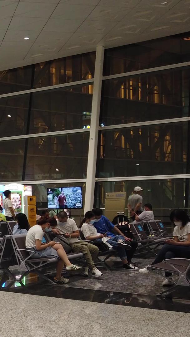 延迟摄影城市机场候机室等候的人群【此视频无肖像权请勿商业使用】视频的预览图