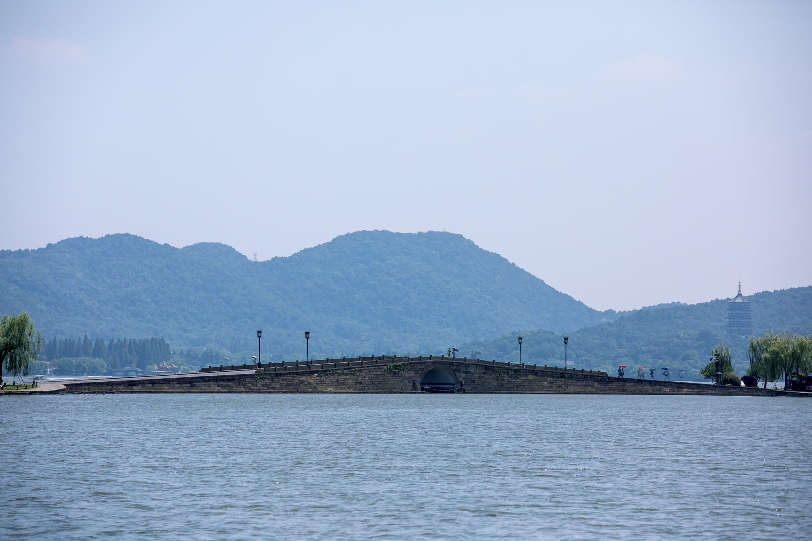 8K延时拍摄杭州西湖著名景点断桥视频的预览图