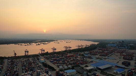 航拍城市物流码头长江港口货运集装箱4k素材视频的预览图