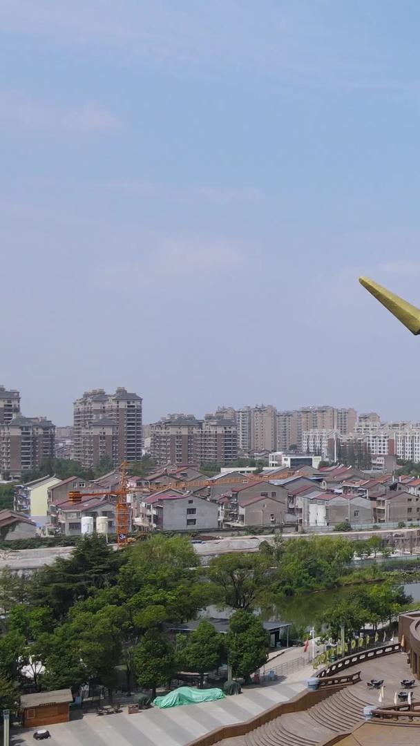 三国英雄关羽雕像环绕航拍视频的预览图