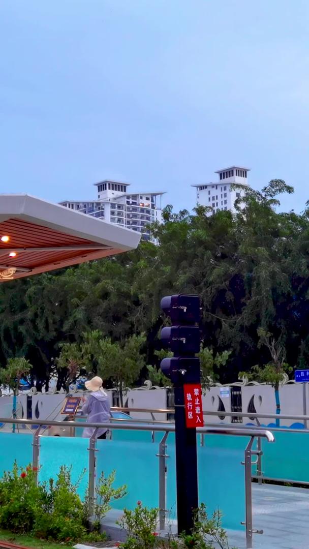 三亚城市具有海岛特色有轨电车进出站交通视频素材视频的预览图