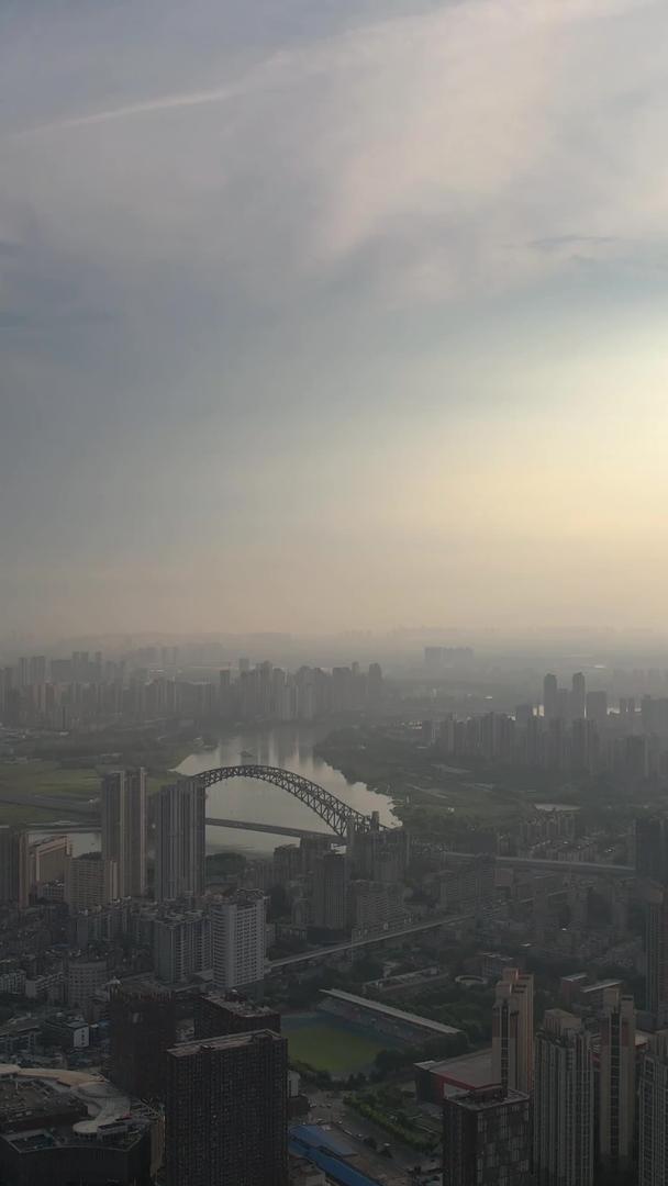 航拍城市夕阳夕阳天空长江江景桥道路街景素材视频的预览图