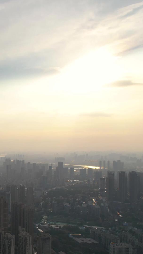 航拍城市夕阳夕阳天空长江江景桥道路街景素材视频的预览图