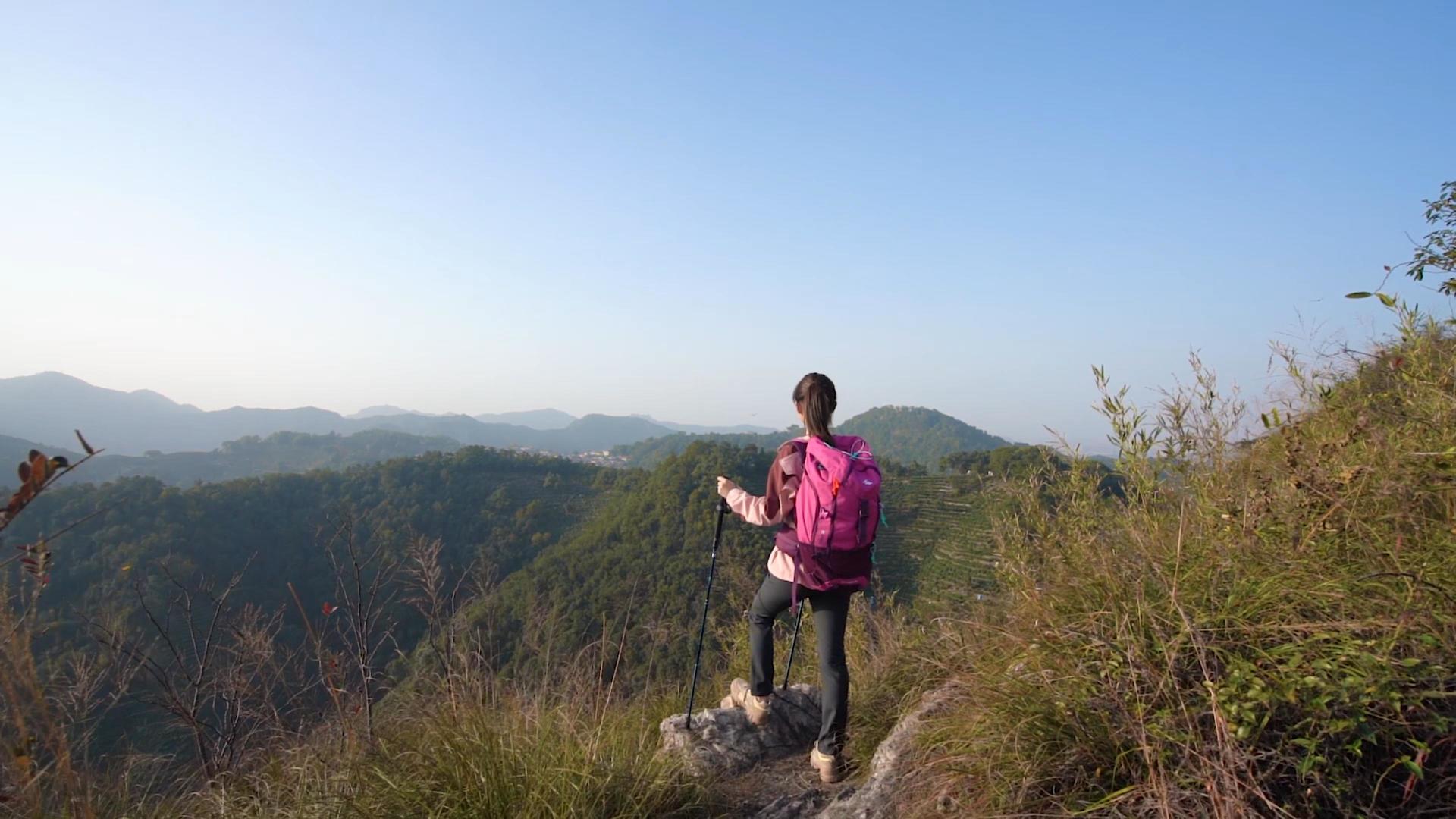 手拿登山杖户外登山女性背影形象视频的预览图