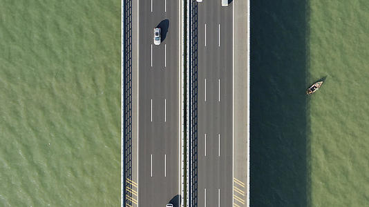 海上的高速公路航拍4K视频视频的预览图