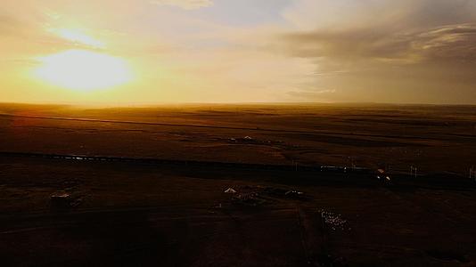 航拍夕阳下的青藏铁路视频的预览图