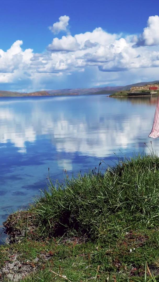 蓝天下湖边风吹摇摆的裙子视频的预览图