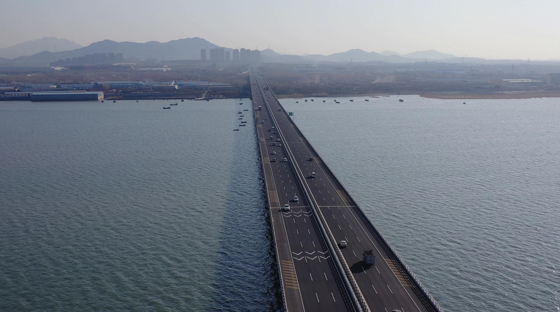 海上高速公路航拍4K视频视频的预览图