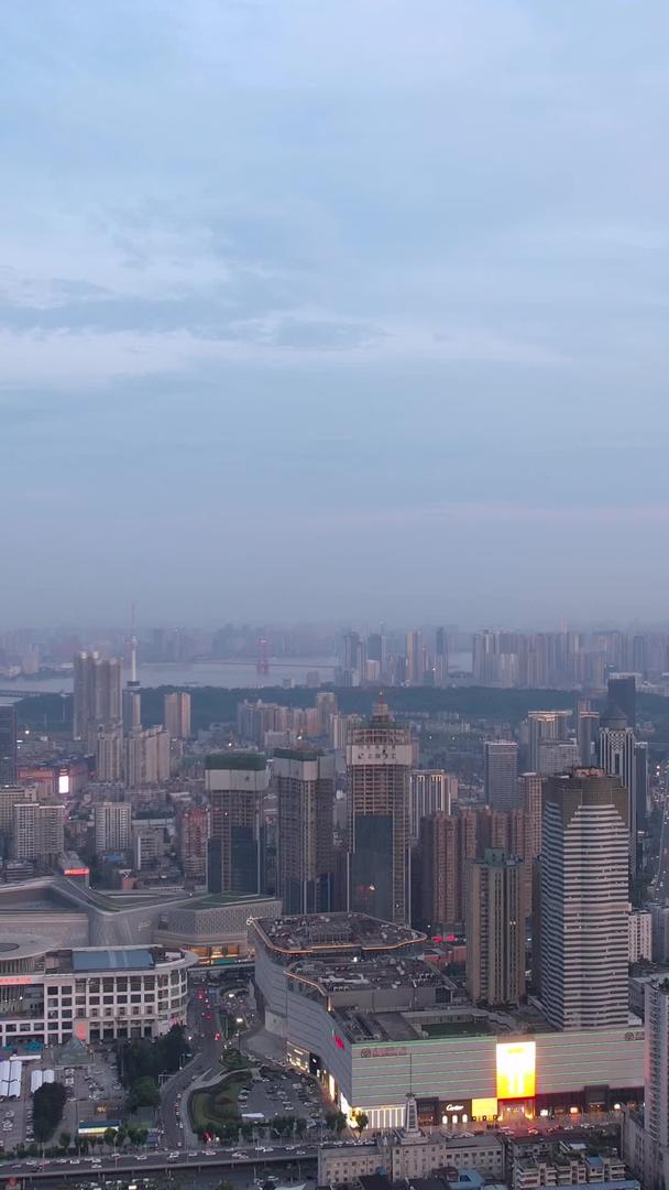 航拍城市蓝天白云晴天自然天气地标建筑天际线高楼材料视频的预览图