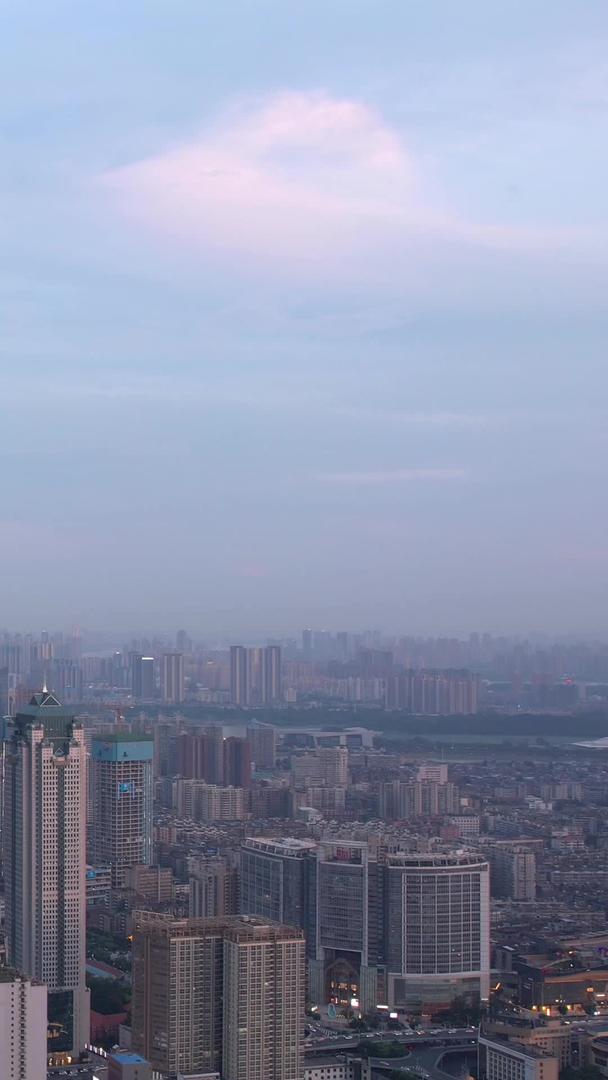 航拍城市蓝天白云晴天自然天气地标建筑天际线高楼材料视频的预览图