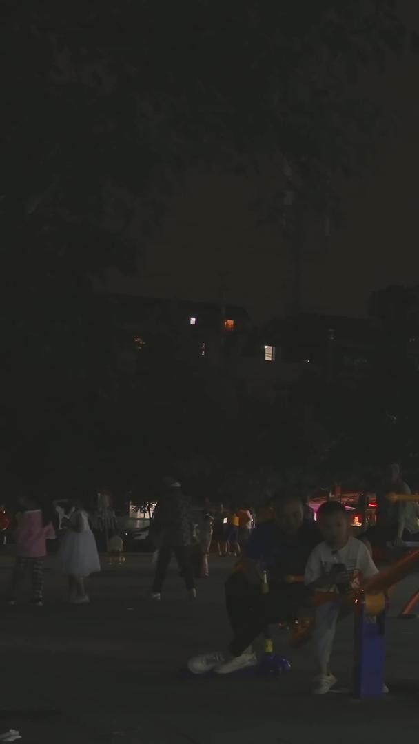 城市夜景夏天人们外出乘凉视频的预览图