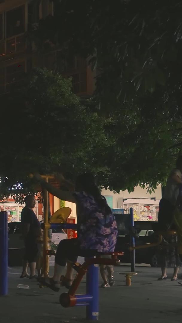 城市夜景夏天人们外出乘凉视频的预览图