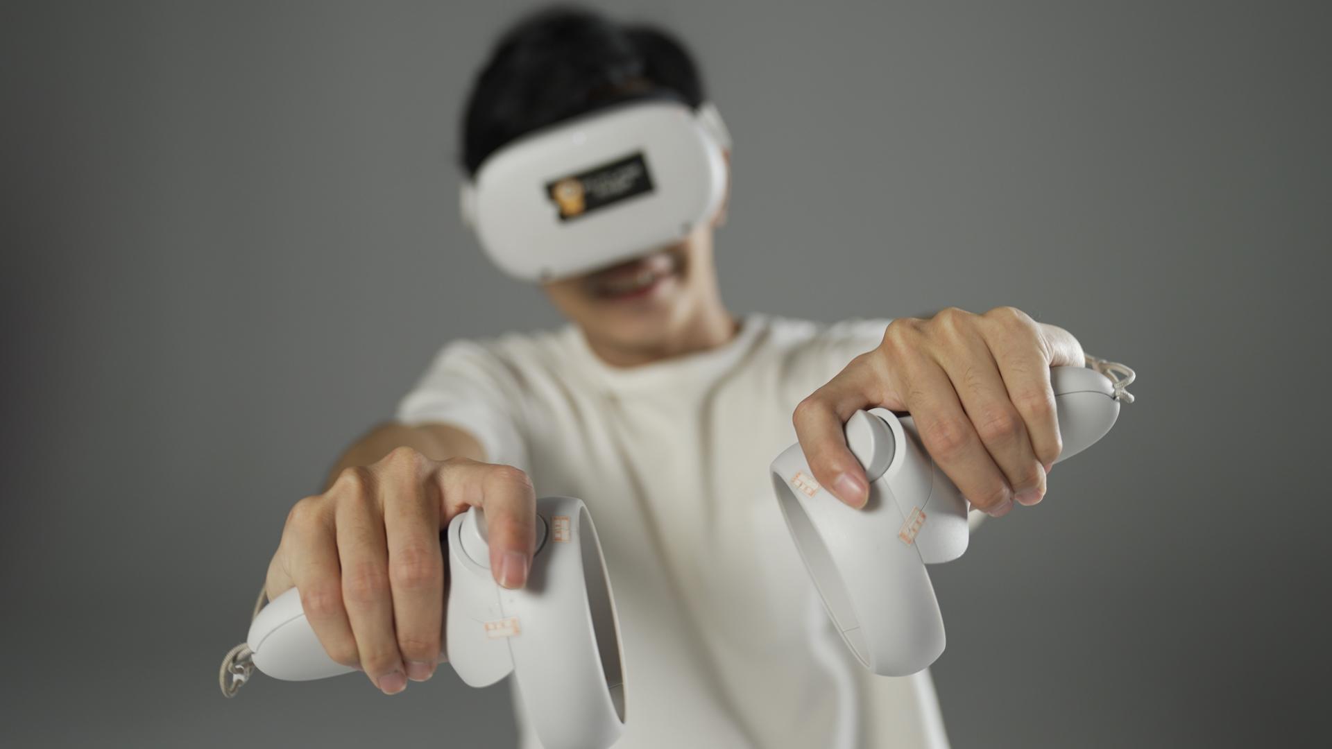 带VR眼镜玩游戏的男生视频的预览图