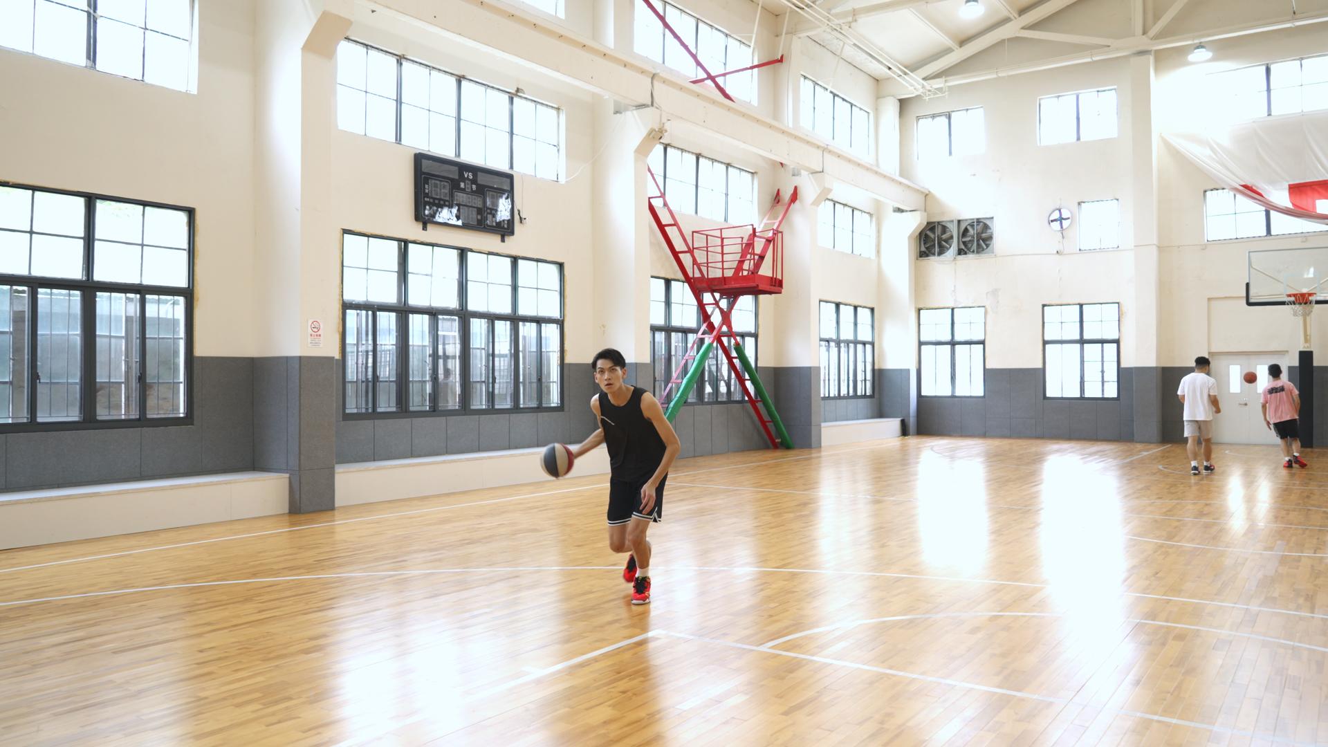 室内篮球场男生投篮抓框视频的预览图