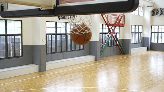 室内篮球场短发男生三步上篮视频的预览图