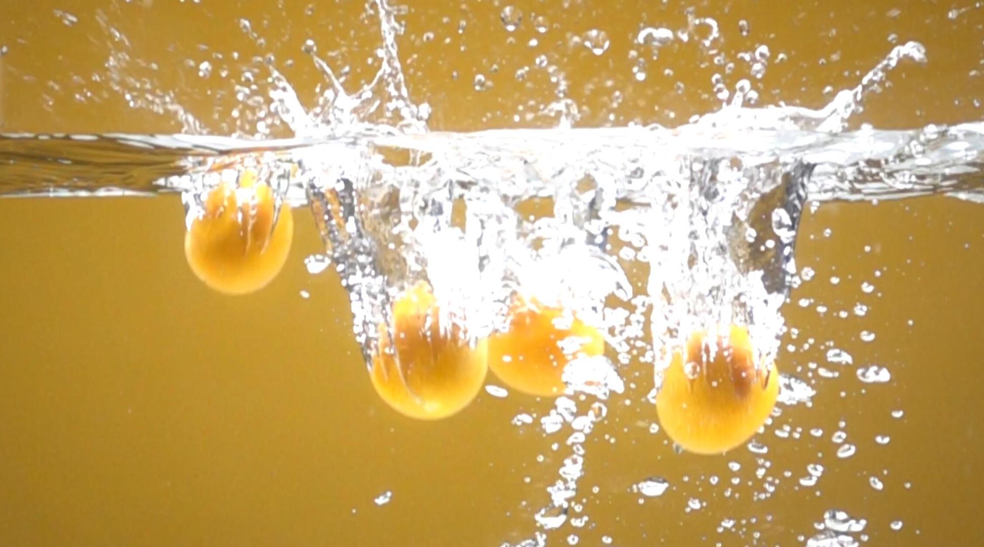 金桔入水1000帧升格视频视频的预览图