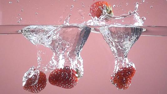 草莓入水1000帧升格视频视频的预览图