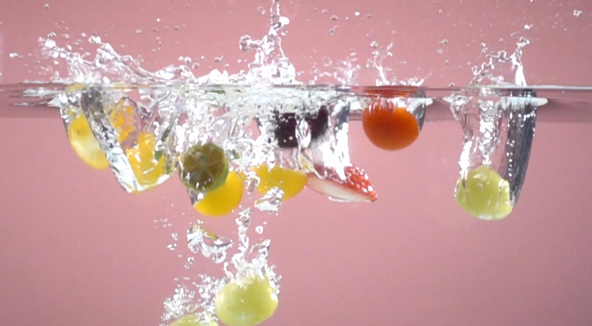 各色水果入水1000帧升格视频视频的预览图