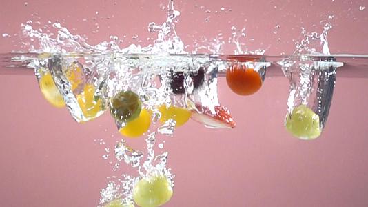 各色水果入水1000帧升格视频视频的预览图