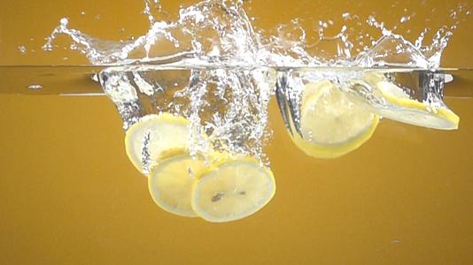 柠檬片入水1000帧升格视频视频的预览图