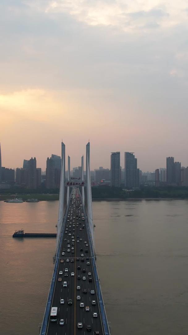 航拍城市长江江景武汉长江二桥夕阳落日天空道路车流素材视频的预览图