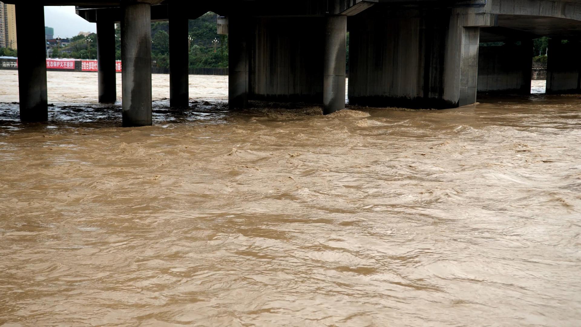 4K实拍夏季洪水波涛汹涌视频素材视频的预览图